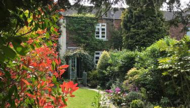 Two bedroomed Cosy cottage close to Wakefield and motorway networks Ideal for long stays and contractors - Foto 3