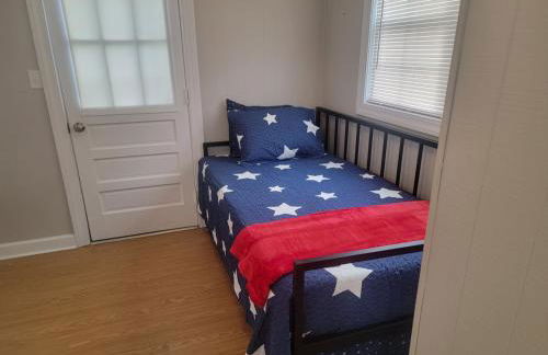 Waterfront, dock, Hot tub, kayaks, King Bedroom with amazing views, RELAXATION, 2 miles to the beach - Foto 3