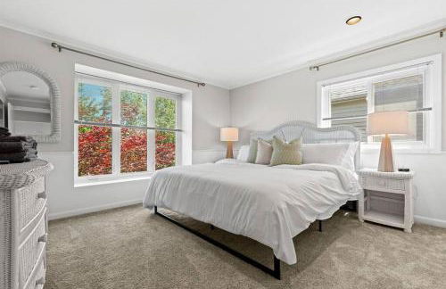 NEW! 4BR I Indoor Pool on the Bay in Boat Town USA - Foto 42