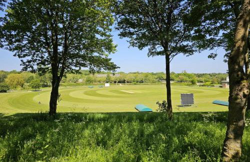 Luxury 1-Bed Apartment with balcony & Free parking - Photo 25