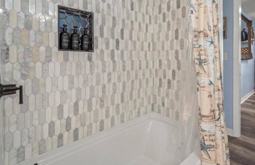 Pirates Den a 4BR Pet-Friendly Waterfront Oasis with Pool, Dock, Personal Water Boats, Fire Pit, Game Room and Bar - Foto 43