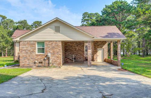 Patio and Pool Table Lake Marion Getaway - Foto 42