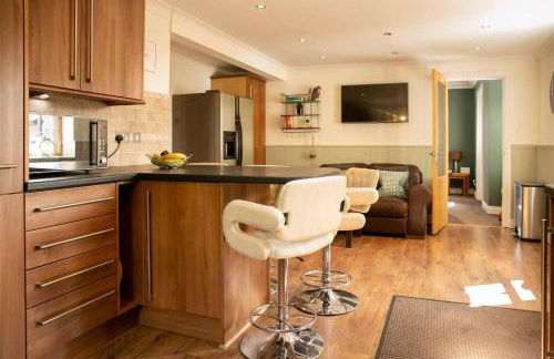 4 Bed House Sleeps 9 - Parking Garden Bbq Wifi - Foto 22