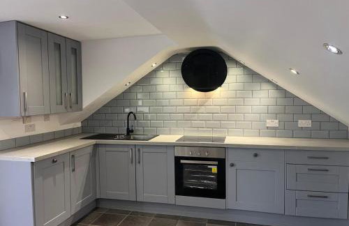 UPSIDE DOWN HOUSE - Sleeps up to 6 Guests - Great for Family and Friends Gatherings,Corporate events ,Near Sherwood Forest at Fairview Farm in Nottingham set in 88 acres - Foto 3