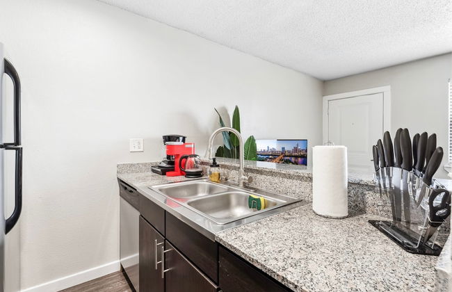 Charming King Bed 1BR w Pool 5 Min to DT - Photo 8