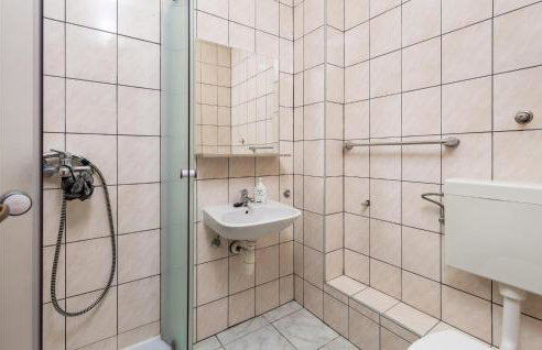 3 Bedroom Cozy Apartment In Prizna - Photo 30
