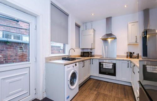 4 Bedroom House in Walkden with Free Parking, by Short Term Digs Short Lets & Serviced Accommodation - Foto 21