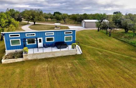 Amazing Glamping Vacations in this Riverside Cottage in Llano, Texas - Foto 1