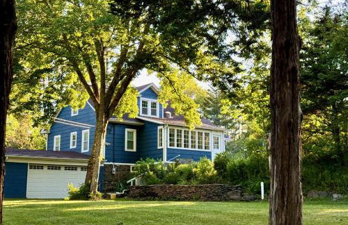 1890 CapeCod farmhouse:Charming, Private, Spacious - Photo 1