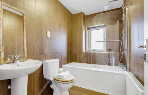 Upscale 3 Bedroom 3 Bathroom Detached House - Central Location - Free Driveway Parking, 75'' Smart TV, Fast WiFi and Snug Room by Yoko Property - Foto 12