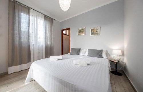 Apartments by the Beach with Pool and Lounge Beds - Miral Apartments - Foto 57