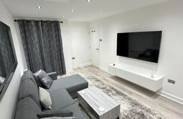 Stylish City Retreat with Views & Court Yard - Foto 7