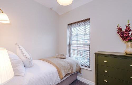 Cosy 3-Bed, Sleeps 5, Free Parking, Long and Short Stays - Photo 35