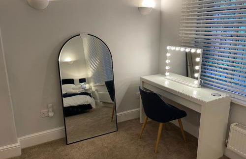 Contractors Business Families Relocation Accommodation enjoy Fast WiFi Large Screen Smart TV and SKY Sports in this Spotless Ground Floor apartment - Foto 21
