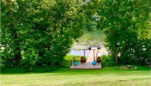 The Barn at Evermore: riverfront retreat w/hot tub - Photo 5