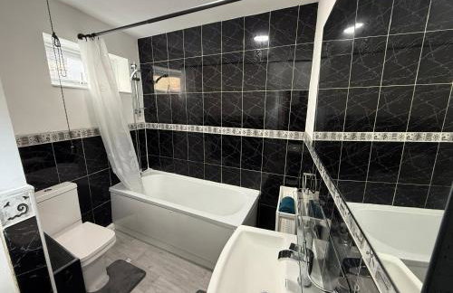 Central 3BR Home - Huddersfield Serviced Accomodation - Walk to Station & Town - Business Travellers - Families - Students - Photo 17