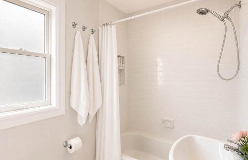 Beautiful 3BR 2BA Colonial House by CozySuites - Foto 19