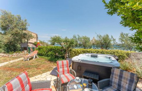 3 Bedroom Cozy Apartment In Ugrinic - Foto 9