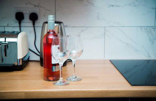 Bridge Court by Sterling Edge Apartments - Luxury Aparthotel - Stylish 1-bed Apartments - Balcony with Canal View or Private Garden - Free Parking - Foto 39