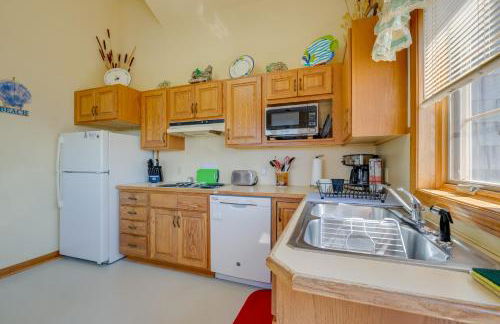 Deck with Water View Coastal Escape Near P-Town! - Foto 7