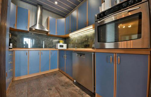 Holiday Home Seafront Escape - Happy Rentals - Photo 12