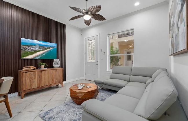 Modern Ground flr Condo 1/2 Block to Beach w Pool! - Foto 11