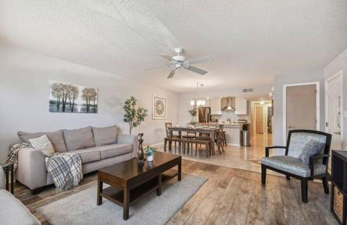 SPECTACULAR, NEW Professional Decor, Near Dis, NO Steps, Pool, Patio, LOW Rates! - Foto 31