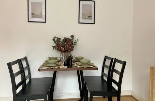 Ashford 4-Bed Townhouse with Garden and Parking - Foto 19