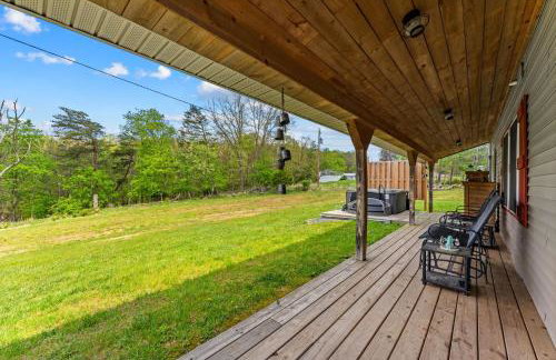 Rustic Barn Retreat w Hot Tub Game Room & FirePit - Photo 66