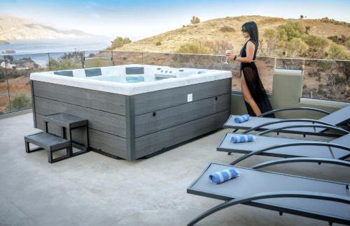 Secluded Luxury Villa w Jacuzzi & Stunning Views - Photo 8