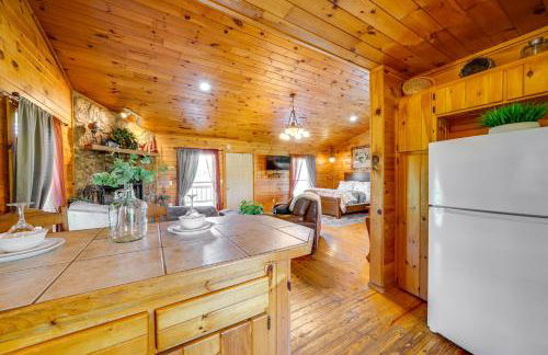 Scenic Oklahoma Studio Cabin on 80 Acres with Views! - Foto 12