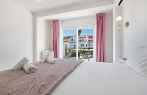 Luxurious And Modern Family Home - Photo 22