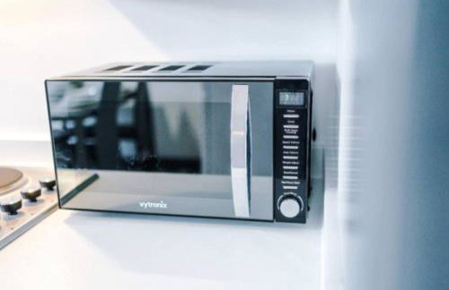 3-BR Home in Wigan | Free Wi-Fi | Comfortable Stay - Photo 8