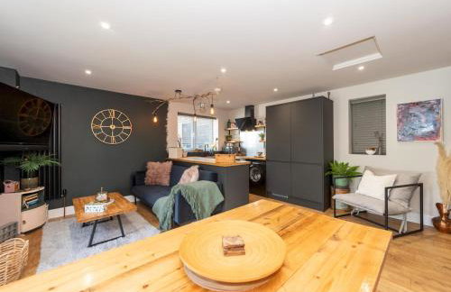 The Lodge - Elegant Comfort in a Peaceful Setting - Photo 16