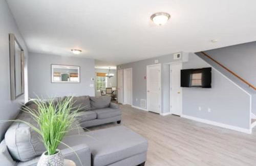 Gorgeous Waterfront 3 Bedroom, 1.5 Bathroom Unit. - Foto 7