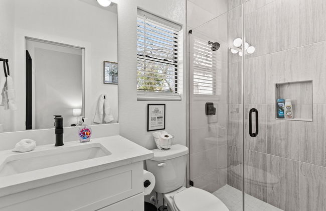 Brand New! Relax at 3br/2ba Apt. Near City Center - Foto 15