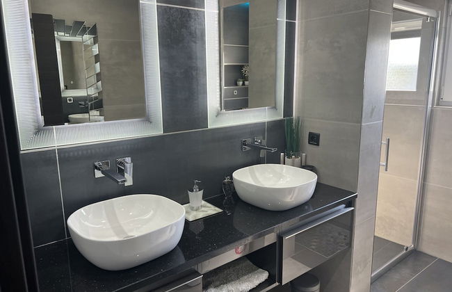 Modern Villa With Private Pool Consisting of 2 Apartments Near the Beach - Photo 19