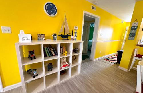 Stylish 2BR Condo Near Beach, Large Pool & Patio, Pet Friendly - Foto 7