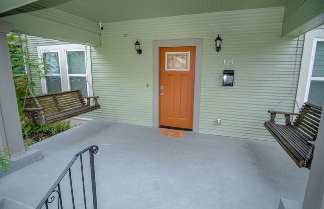 Huge Remodeled 5BR 4BA House Sleeps 20 Downtown - Photo 35