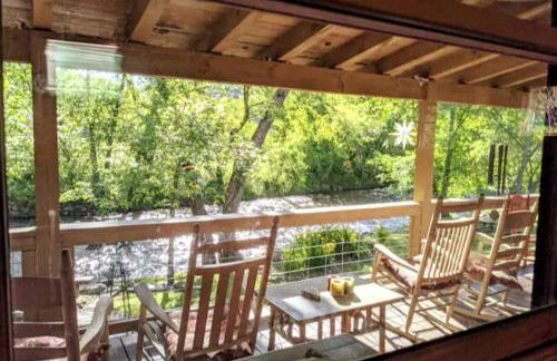 Water's Edge, Covered Porch, Deep Creek as your Backyard Haven, Hot Tub, Pool Table, Fire Pit, Close to Town & Entrance to National Park - Foto 39