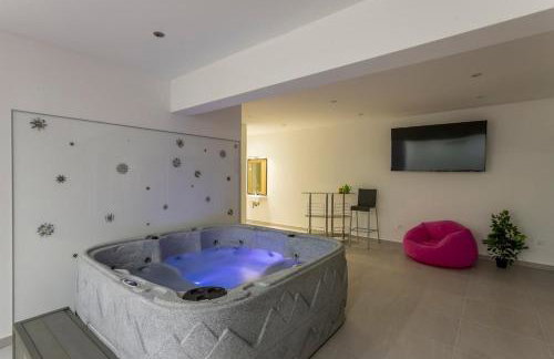 Luxe villa with pool, jacuzzi, and sauna - Foto 56