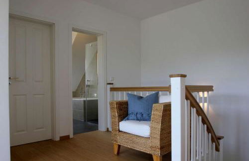 wassernahes Ferienhaus mit Meerblick und Schwimmbadnutzung in Sellin - Ferienhaus Rohrweihe - Foto 21