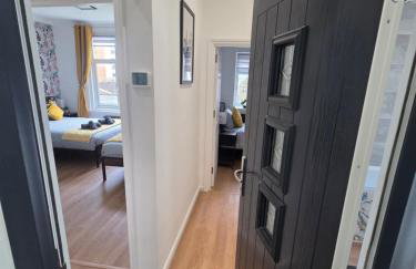 Stylish 3 Bedroom Sea View Apartment -Free Parking- Sleeps 9 - Photo 12