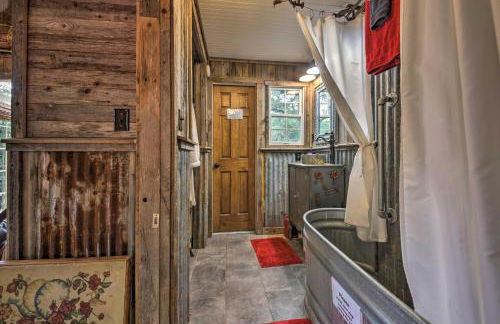 Snuggle Inn Wimberley Cabin with Fire Pit and Deck - Foto 17