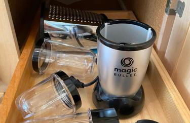 HOT TUB! King Bed-Firepitt-Near Airport& Freeway - Foto 28