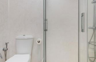 Cozy 2BR Retreat With Big Terrace, Peaceful Stay Minutes Away From the Beach - Foto 19