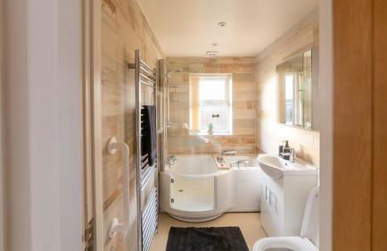 2-Bed Wallington, Sleeps 6, Parking, Near LGW - Foto 2