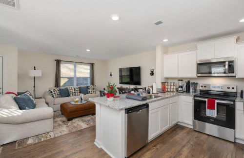 Stylish 3BR Getaway across Bristol Speedway - Foto 22