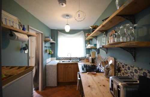 Stylish 1BR Retreat with Garden and Rustic Kitchen - Foto 8