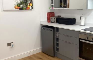 The Studio, spacious riverside property in Ludlow with private parking - Photo 13